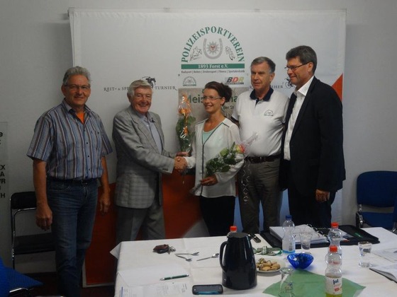 Handschlag auf gute Zusammenarbeit Manfred Mudlack und Cynthia Bergmann mit Vizepräsident Klaus Friedrich (li), Präsident Gerd Suschowk, Vizepräsident Hagen Ridzkowski (re)