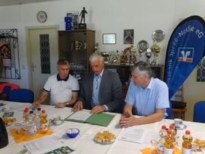 Unterzeichnung Sponsoringvertrag durch Gerd Suschowk, Frank Baer und Jürgen Stender (Bild: 2/2)