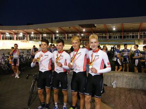 Gold im 3000 m Mannschaftsverfolgung - Janik Petereit, Tom Müller, Richard Banusch und Bastian Flicke
