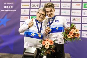 Gerd Gessler (li.) und Franz Schiewer freuen sich über die Goldmedaille. Foto: Frank Hammerschmidt