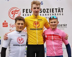 Die Trikotträger der Cottbuser Junioren-Etappenfahrt (v. li.) Felix Wacker, Bastian Flicke und Thomas Ognedal. Foto: Manfred Heinrich