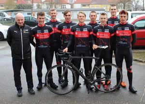 Foto:v.l.: Landesstützpunkttrainer Michael Max, Ville Möbus (PSV Forst), Franz Groß (RC Luckau), Patrick Winter (FRC 90 Frankfurt (Oder), Roman Duckert (FRC 90 Frankfurt(Oder), Theo Zetzsche (RC Luckau), Kieron Steinmann (RSC Cottbus), Lu Morten Eckert (1. RC Strausberg), Hannes Wilksch (RC Luckau); Zum Team gehören noch Eric Weyer (RSV Peitz), David Eppert (1. RC Strausberg)