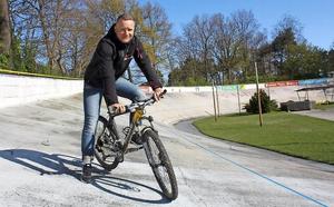 Marcel Möbus mit dem Mountainbike im Forster Rad- und Reitstadion – das Anradeln am Sonntag soll teilweise über Waldwege führen. Foto: Steffi Ludwig