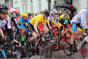 Am Start im gelben Trikot (Bild: 3/5)