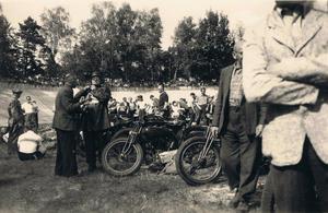 Frank Owczarek	
Ein toller Einblick ins Vorbereiten aufs Rennen. (1952) - 
Über 60 Jahre her und noch immer können wir dieses Ereignis miterleben!