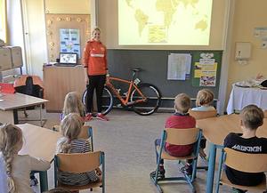Romy Kasper hat am Donnerstagnachmittag die Grundschule Mitte besucht. Ihr Rad hatte die Olympionikin dabei.
Foto: dsf